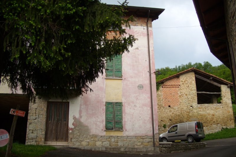 Porzione di rustico in sasso a Cortogno a Reggio nell'Emilia in Vendita