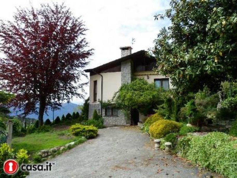 Villa in Residenziale Montegrino Valtravaglia a Varese in Vendita