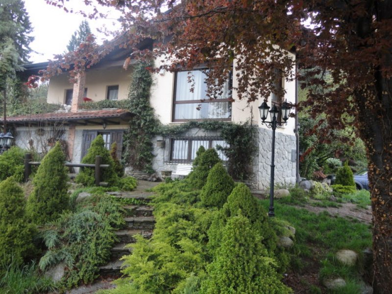 Villa in Residenziale Montegrino Valtravaglia a Varese in Vendita