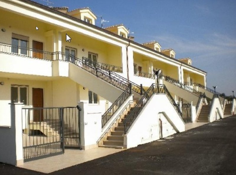 Villa e appartamento duplex a Sant'Omero a Teramo in Vendita