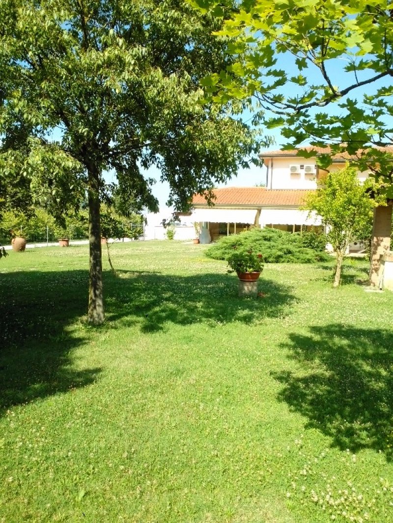 Residenza in villa trifamiliare a Ferrara in Vendita