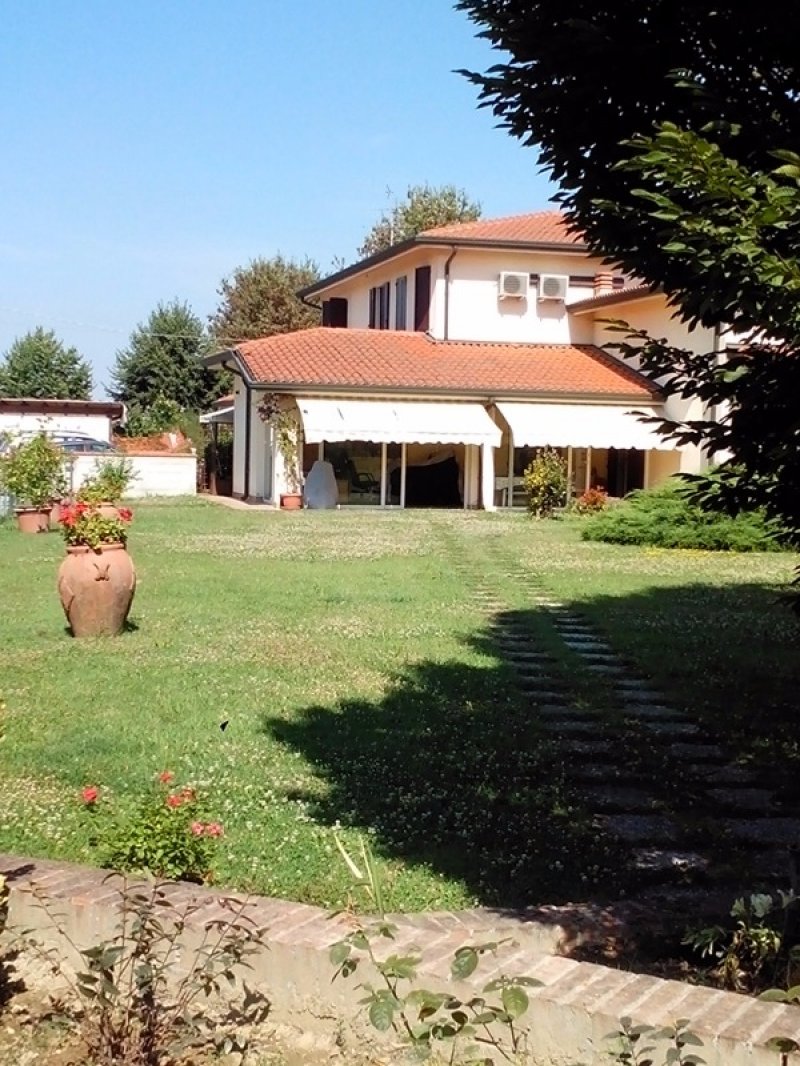 Residenza in villa trifamiliare a Ferrara in Vendita