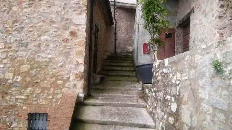 Fondo a Castelnuovo in Val di Cecina a Pisa in Vendita