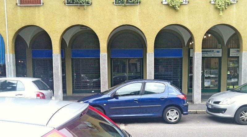 Negozio in zona residenziale a Milano in Affitto
