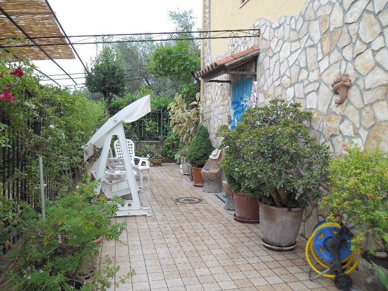 Villetta con giardino zona Scario a Salerno in Affitto