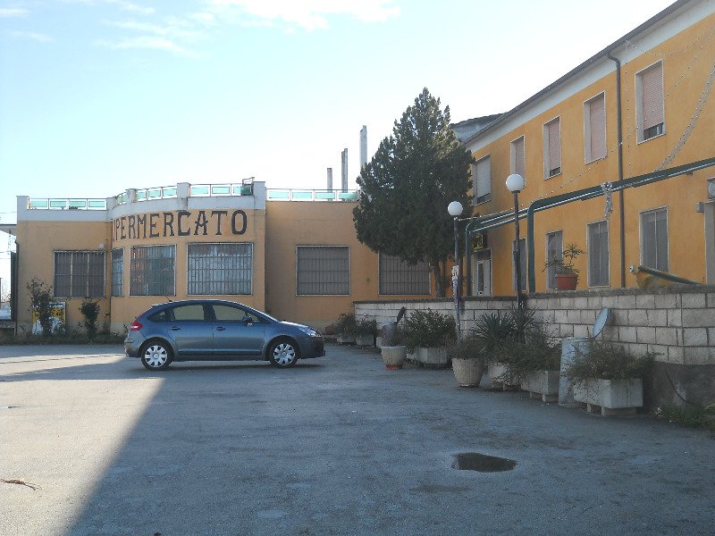 Unit commerciale a San Massimo a Campobasso in Vendita