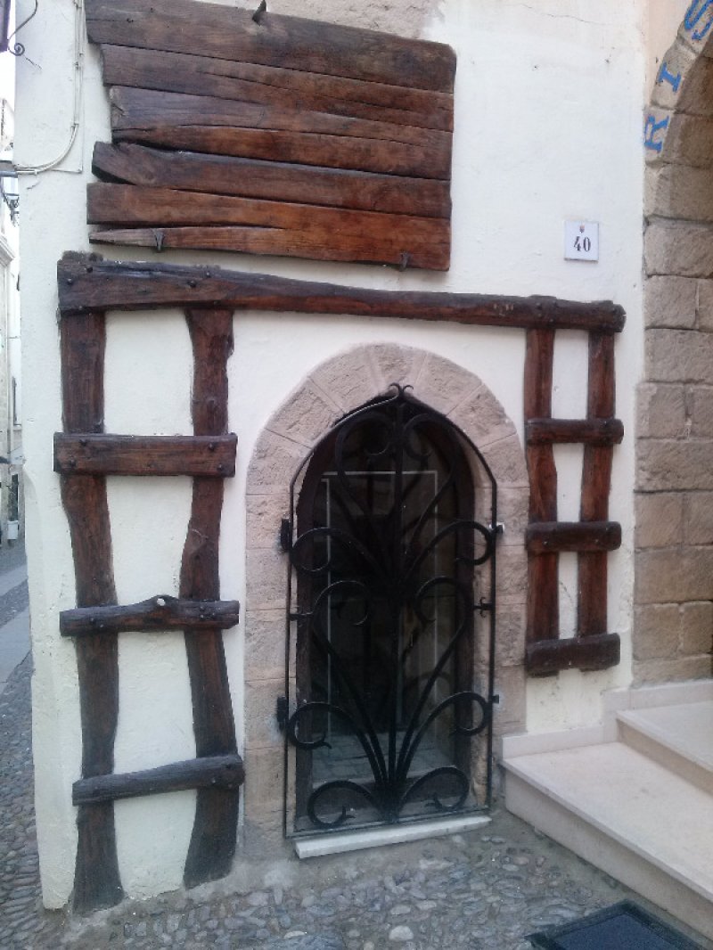 Locale nel centro storico di Alghero a Sassari in Affitto