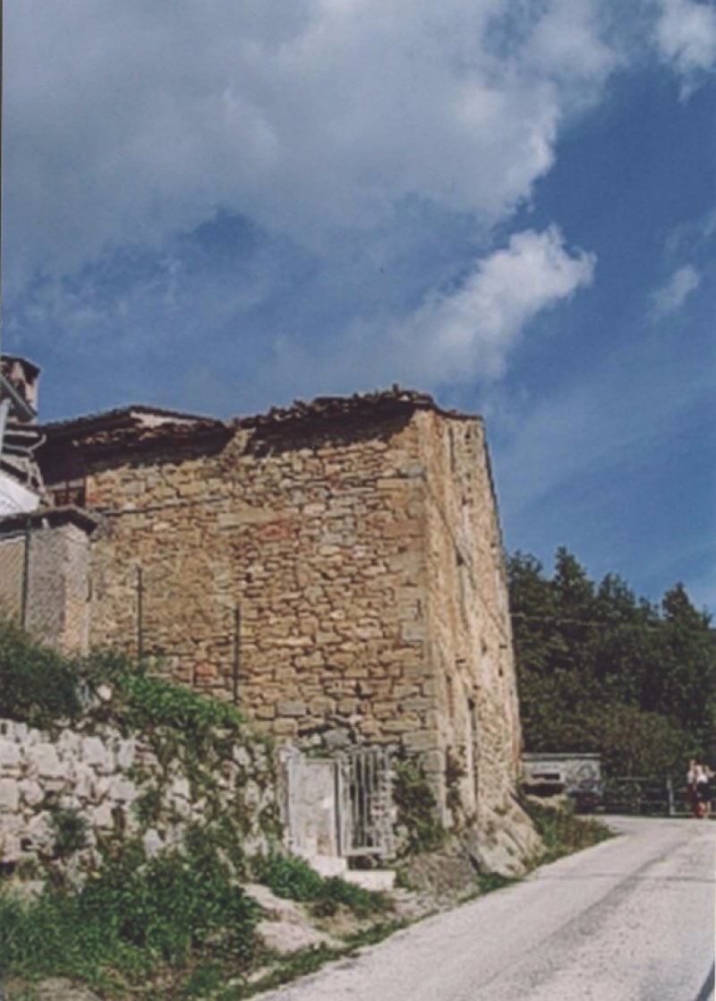 Montemonaco rustico in pietra tufaia a Ascoli Piceno in Vendita