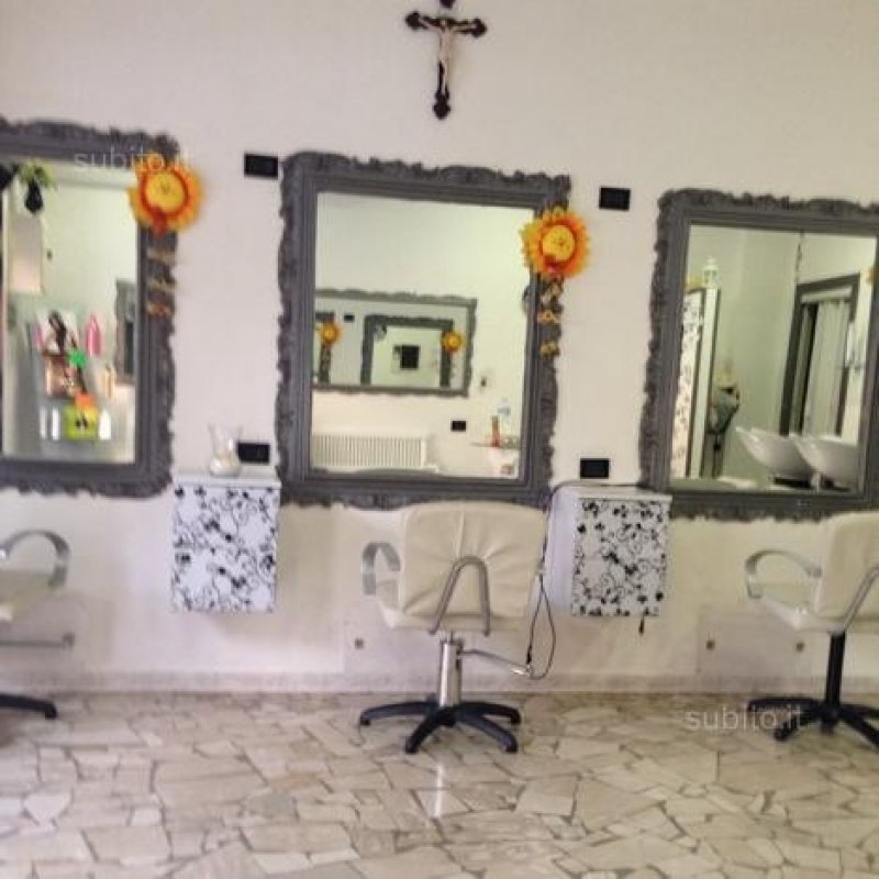 Cedo salone di parrucchiera sito in Ercolano a Napoli in Vendita