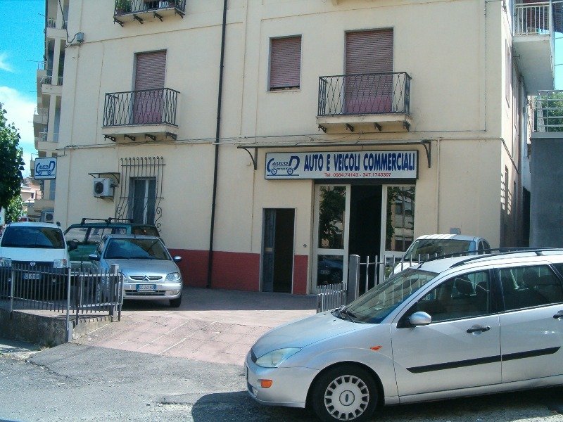 Cosenza centro locale commerciale a Cosenza in Affitto