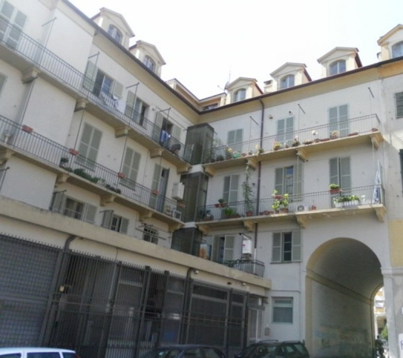 Torino nella zona di Porta Palazzo appartamento a Torino in Vendita