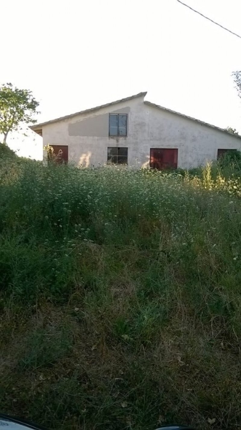 Fratte Rosa villa immersa nelle verdi colline a Pesaro e Urbino in Vendita