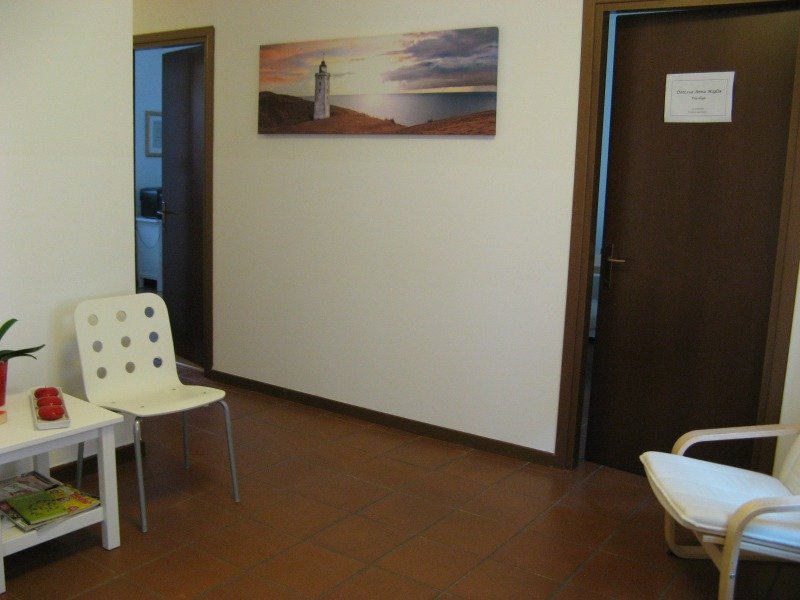 Stanza arredata in studio professionale Bussolengo a Verona in Affitto