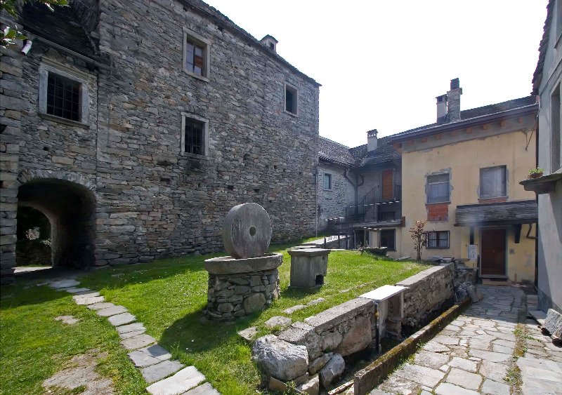 Montecrestese frazione Portano casa in sasso a Verbano-Cusio-Ossola in Vendita