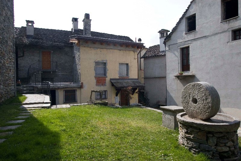 Montecrestese frazione Portano casa in sasso a Verbano-Cusio-Ossola in Vendita