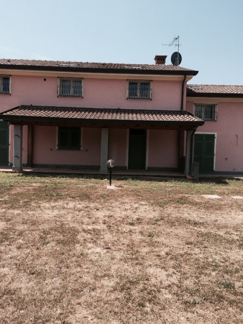 Castelnuovo Magra casale in zona pianeggiante a La Spezia in Vendita