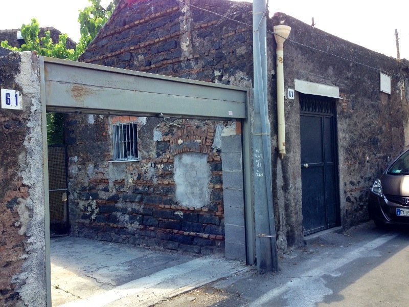 Catania stanza fronte strada con garage a Catania in Affitto