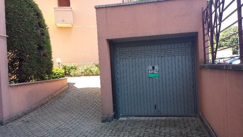 Bareggio box piastrellato a Milano in Affitto