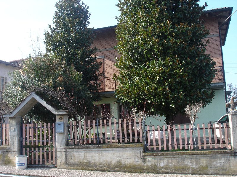 Casalgrande casa singola con due appartamenti a Reggio nell'Emilia in Vendita