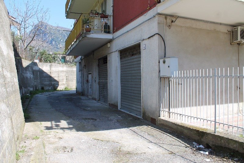 Giffoni Valle Piana locale commerciale a Salerno in Vendita
