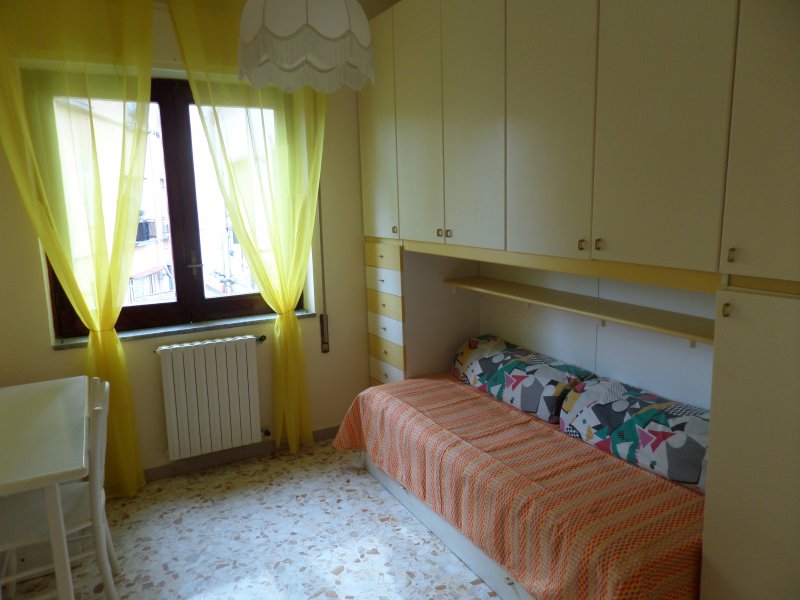 Colli Aminei camera in appartamento a Napoli in Affitto