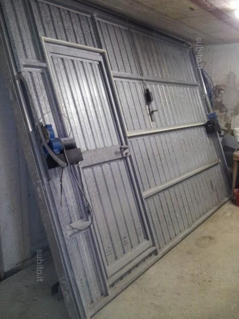 Montecassiano garage porta basculante a Macerata in Vendita