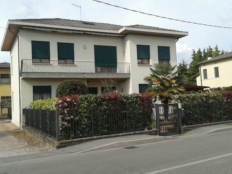 Cadoneghe casa singola recintata a Padova in Vendita