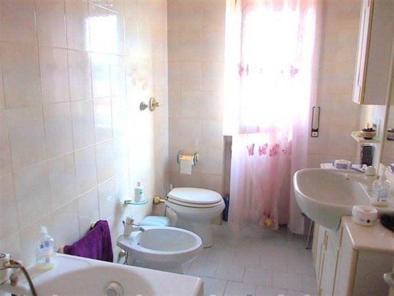 Camera matrimoniale con bagno solo a donne a Novara in Affitto
