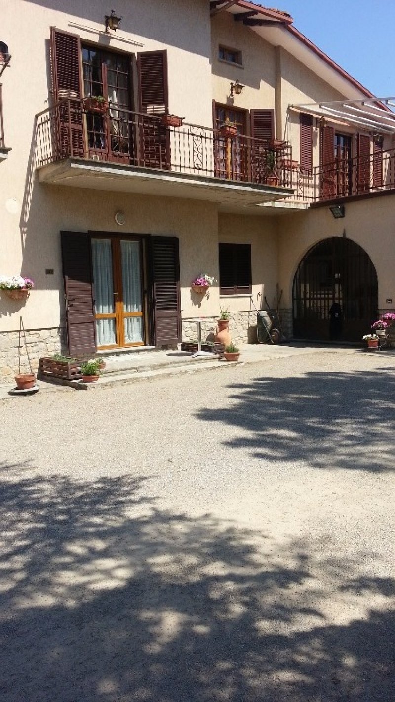 Cortona porzione di villa bifamiliare a Arezzo in Vendita