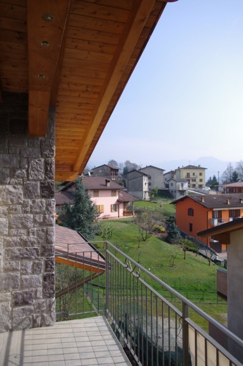 Gazzaniga villa trifamiliare a Bergamo in Vendita