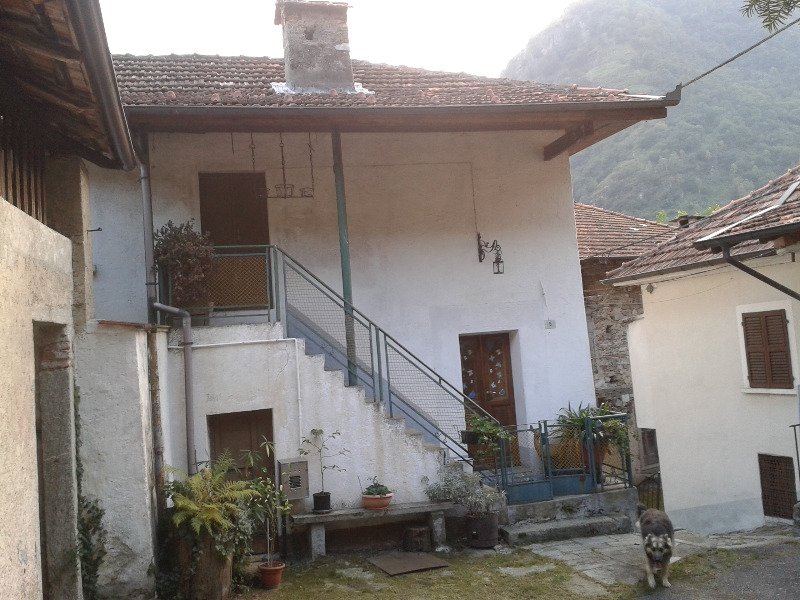 A Omegna casa indipendente a Verbano-Cusio-Ossola in Vendita