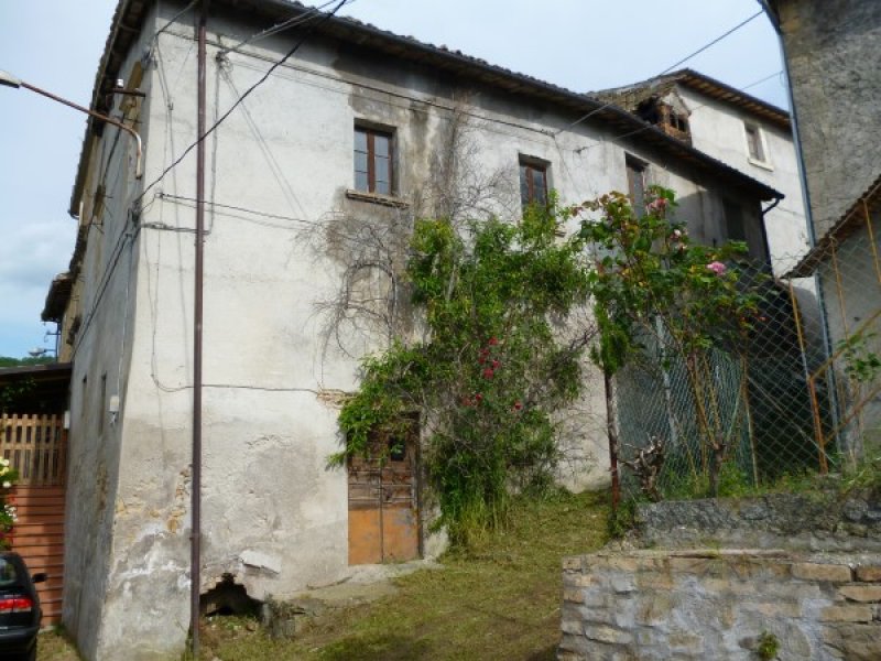 Venarotta casa in borgo antico con terreno a Ascoli Piceno in Vendita