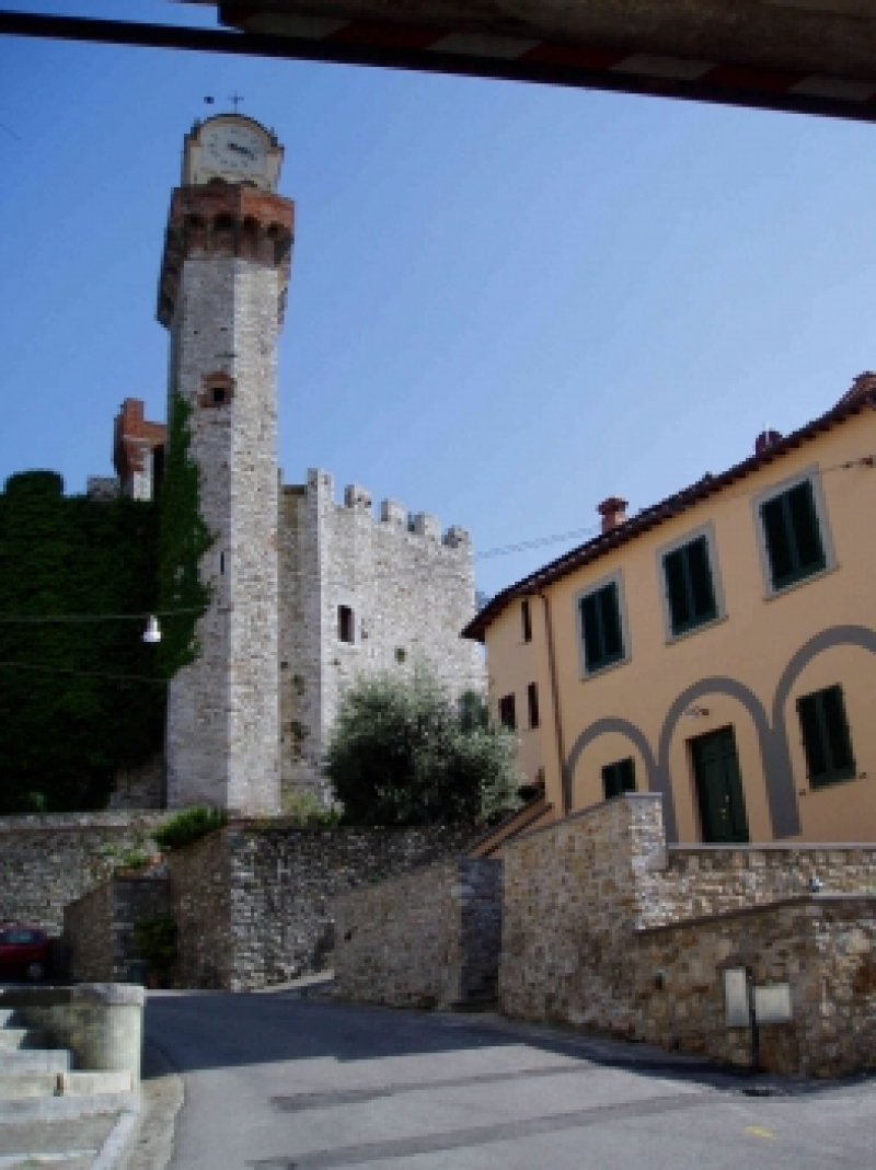 Nozzano porzione della storica casa del podest a Lucca in Vendita