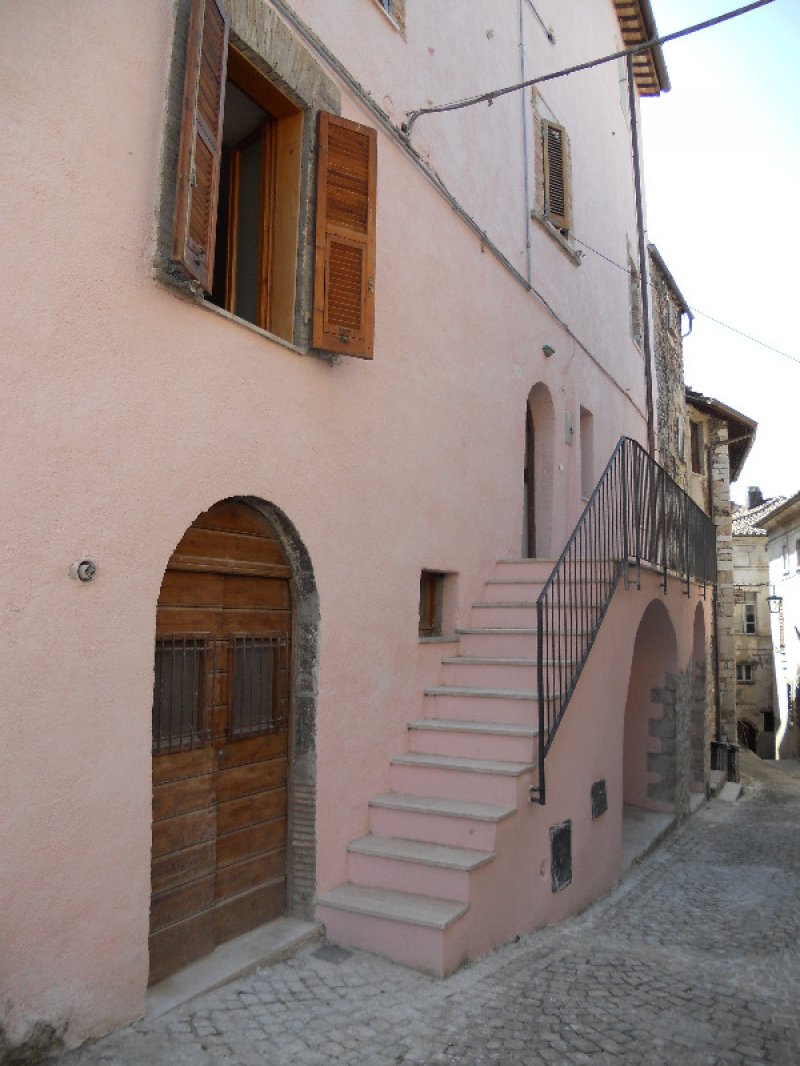 Stroncone appartamento in palazzo storico a Terni in Vendita