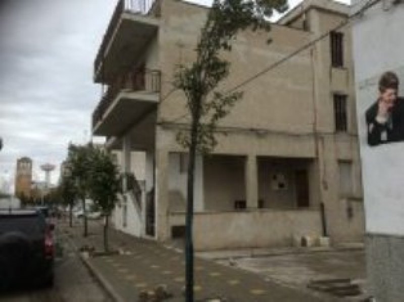 Marconia locali commerciali e appartamento rustico a Matera in Vendita