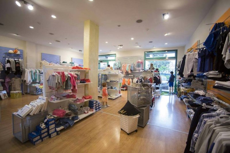 Prato negozio di abbigliamento bambino e adulto a Prato in Vendita