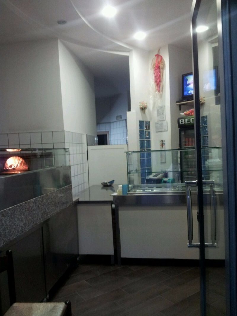 Gragnano locale commerciale con attivit pizzeria a Napoli in Vendita