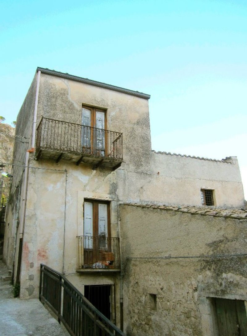 Caltabellotta casa nel centro storico a Agrigento in Vendita