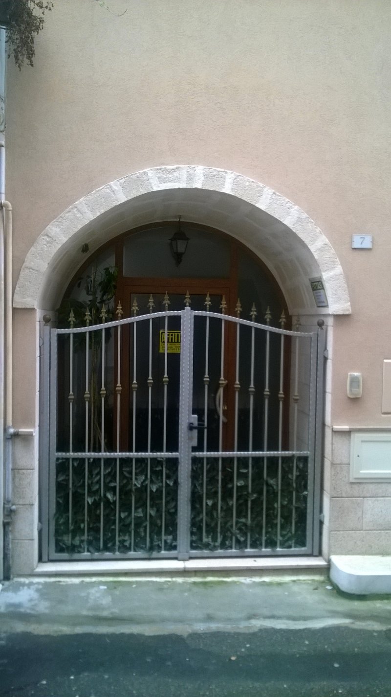 Ginosa zona centrale ufficio ambulatorio a Taranto in Affitto