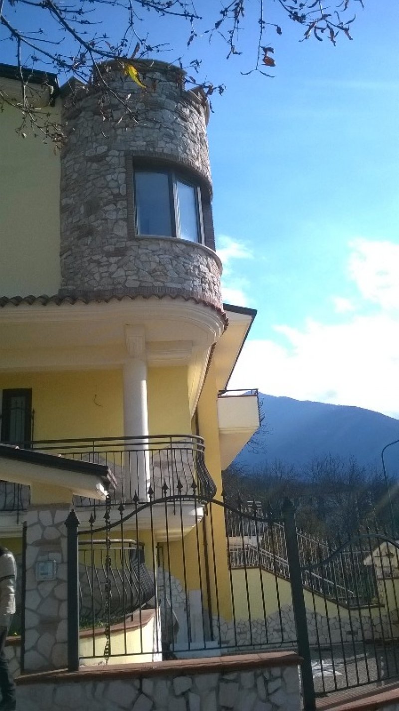 Villa a Santa Lucia di Serino a Avellino in Vendita
