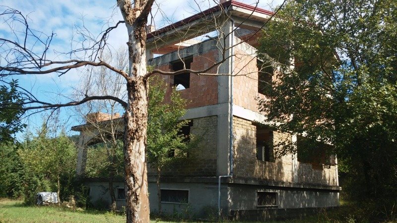 Villa allo stato grezzo sulle colline Caiatine a Caserta in Vendita