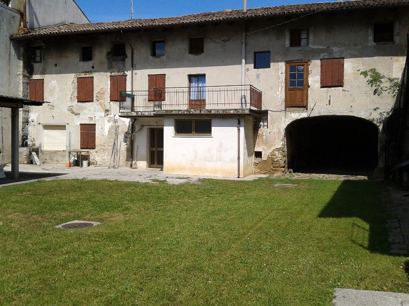 San Lorenzo Isontino caseggiato tipo rurale a Gorizia in Vendita