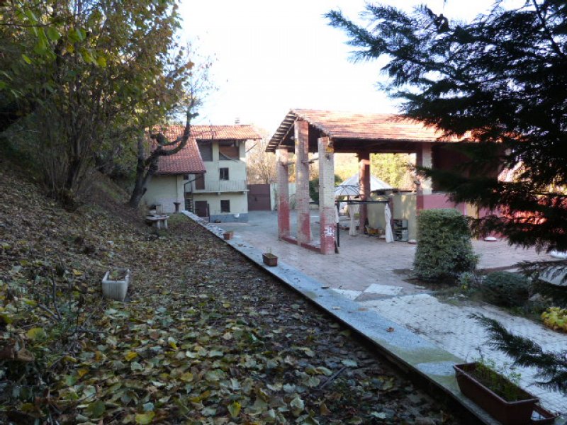 Feletto complesso con terreno a Torino in Vendita