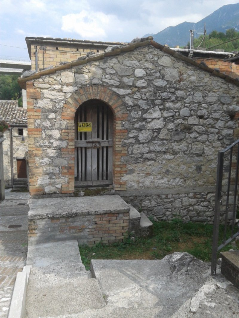 Casale San Nicola casetta in pietra a Teramo in Vendita