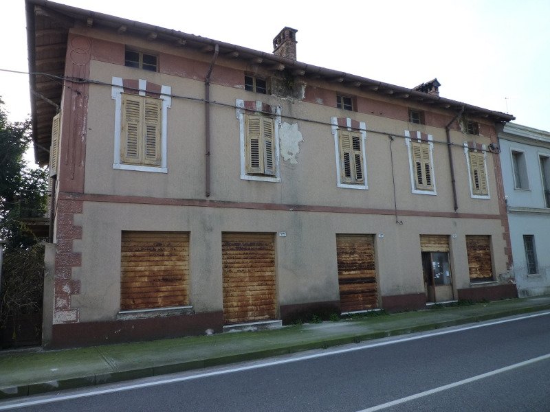 Mossa edifici da ristrutturare a Gorizia in Vendita