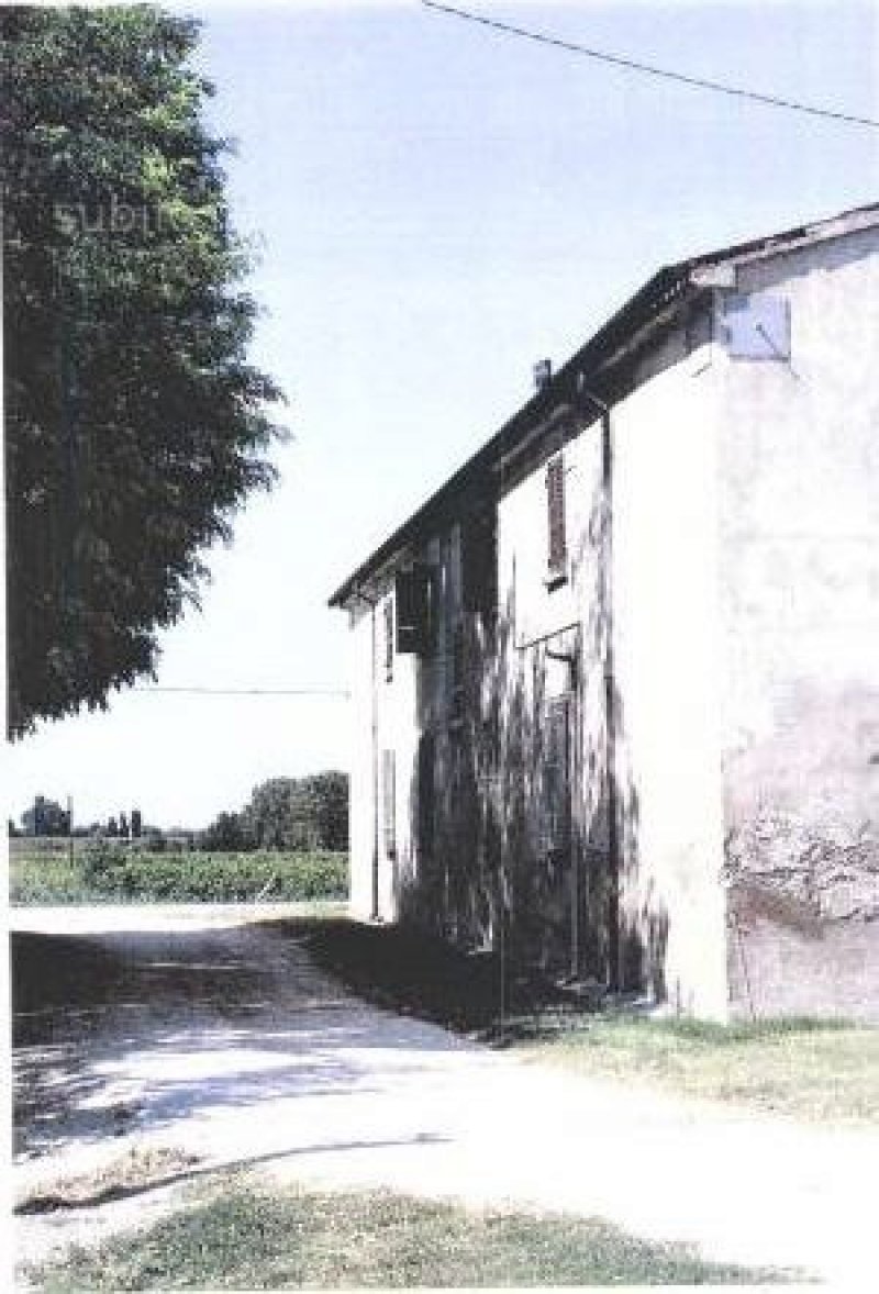Loghino di Campagna rustico con terreno agricolo a Mantova in Vendita