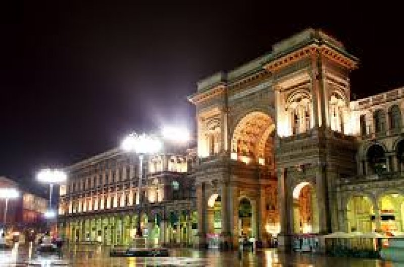 Milano palazzo a reddito a Milano in Vendita