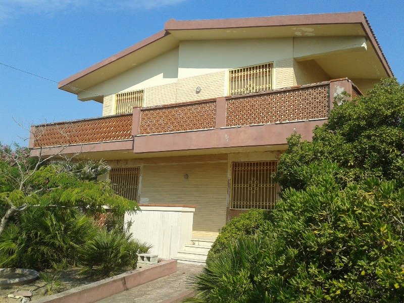 Castellaneta villa con terrazza sul lungomare a Taranto in Vendita