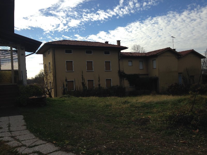 Buja villa singola appartamento e casa rustica a Udine in Vendita