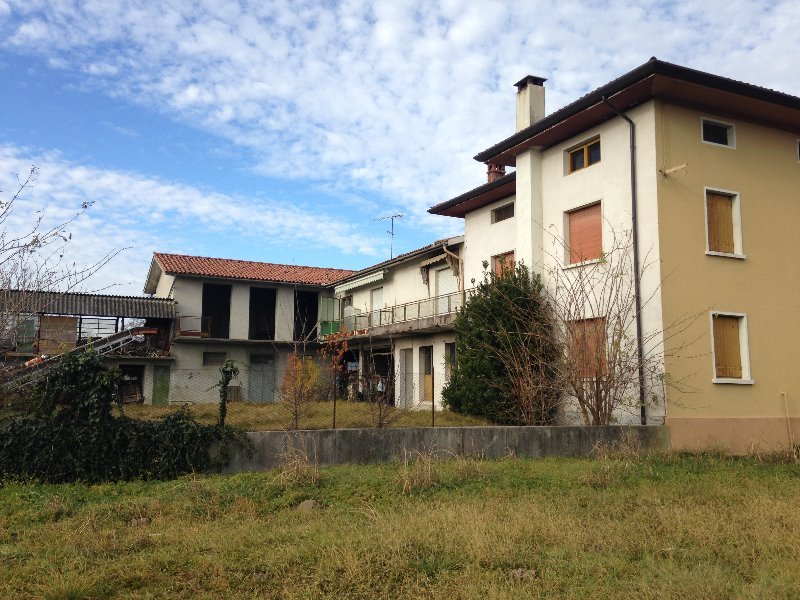 Buja villa singola appartamento e casa rustica a Udine in Vendita